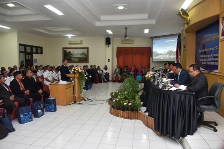  KOMANDAN STTAL LAKSMA TNI SISWO H.S. RAIH GELAR DOKTOR DENGAN PREDIKAT CUMLAUDE