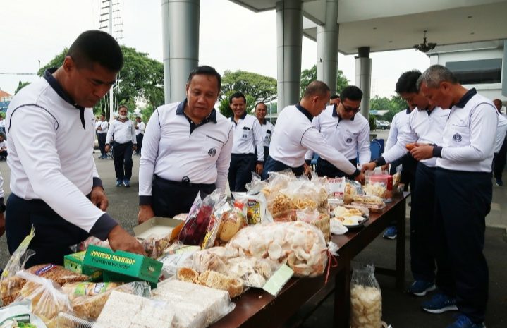  Selesai Cuti, Antap dan Mahasiswa STTAL Laksanakan Tradisi Makan Bersama Oleh-oleh Khas Daerah