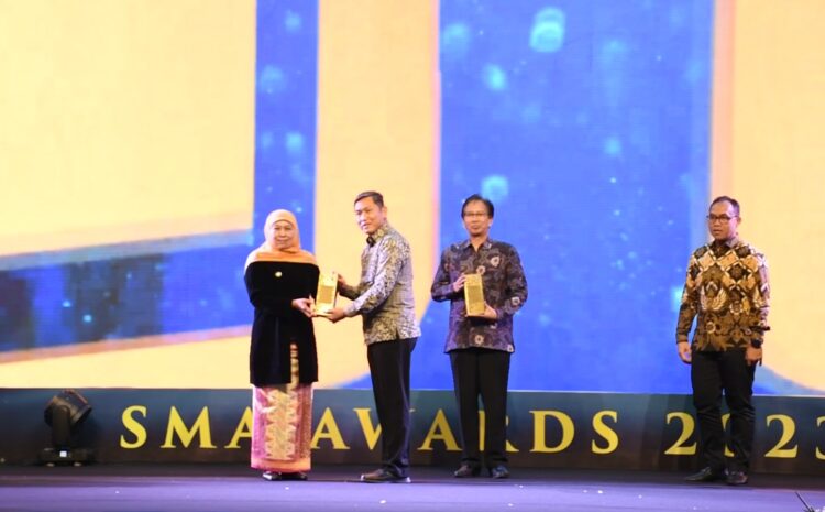  Komandan STTAL Menerima Penghargaan Sebagai Figur Yang Memiliki Andil Dalam Peningkatan Mutu Pendidikan SMA di Jawa Timur