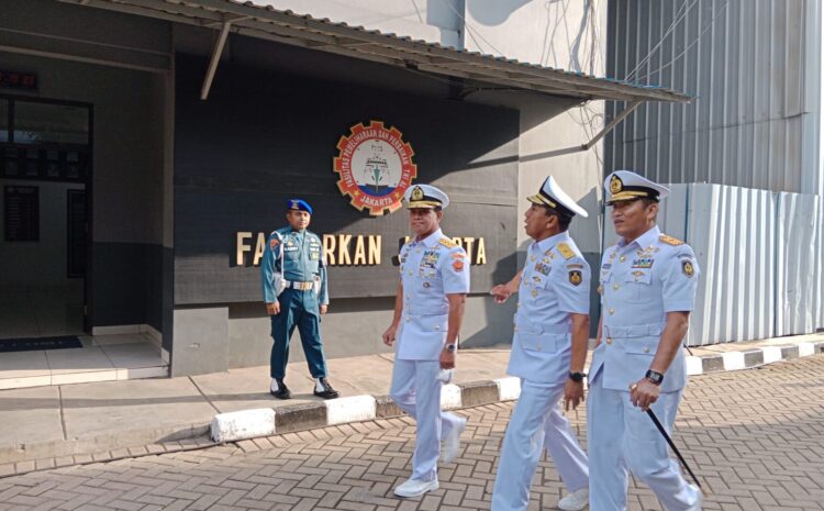  Komandan STTAL Mengikuti Upacara Parade Dan Defile Dalam Rangka Hari Armada Republik Indonesia Tahun 2023