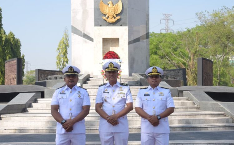  Kapokdos dan Dua Perwira STTAL Hadiri Upacara Ziarah Rombongan Dalam Rangka HUT TNI AL ke – 79 Tahun 2024