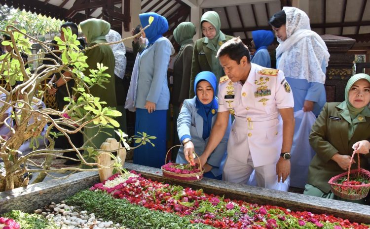  Komandan STTAL Beserta Ketua CBS Jalasenastri STTAL Hadiri Ziarah dan Tabur Bunga di Makam Alm. K.H. Abdurrahman Wahid