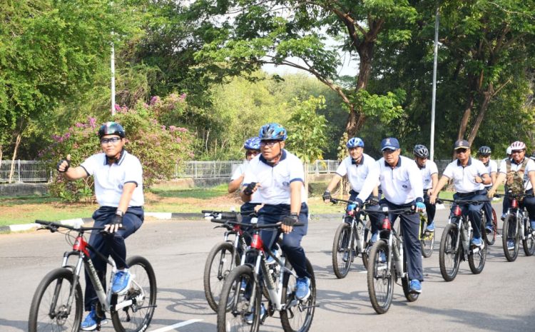  Komandan STTAL Melaksanakan Gowes Bersama Civitas Akademika.