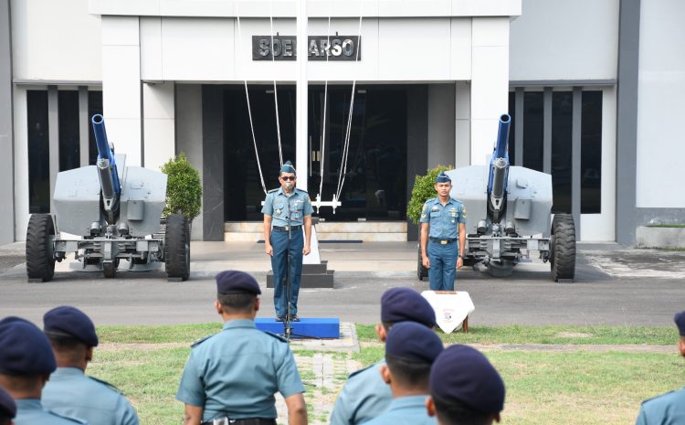  Seklem STTAL Pimpin Upacara Bendera Hari Senin di STTAL Surabaya