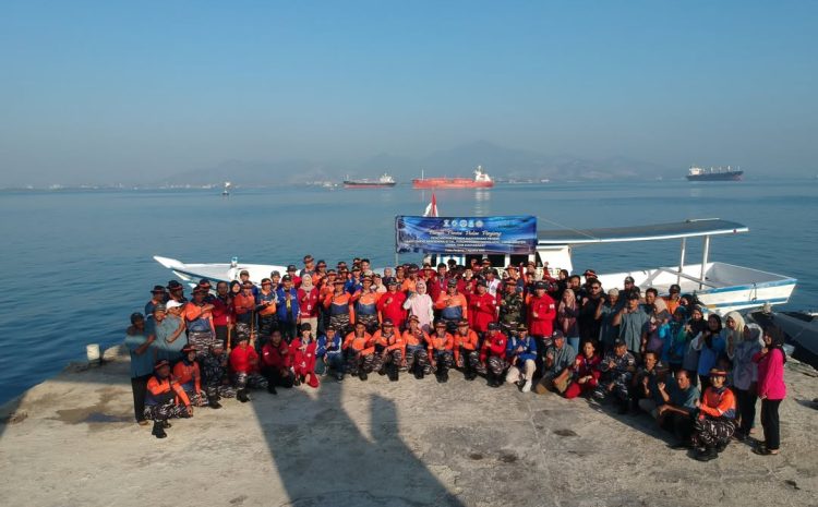  Mahasiswa STTAL Laksanakan Giat Pengabdian Masyarakat “Bersih Pantai” di Pulau Panjang