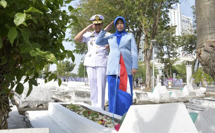  Komandan STTAL Didampingi Ketua CBS Jalasenatri STTAL Ikuti Ziarah Rombongan dalam Rangka Peringatan HUT TNI AL ke-80